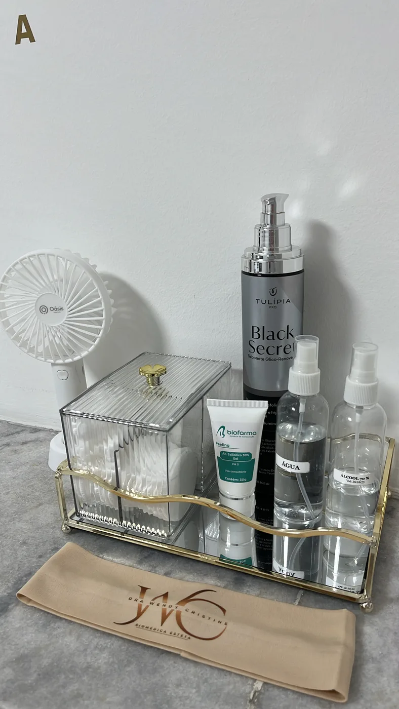 Dermocosméticos e itens de apoio preparados para protocolo facial em cabine